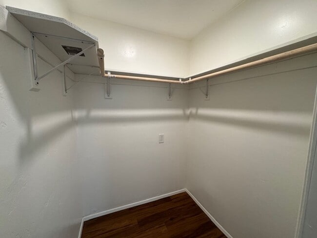 Building Photo - Recently Renovated 2 Bed / 2 Bath Apartmen...