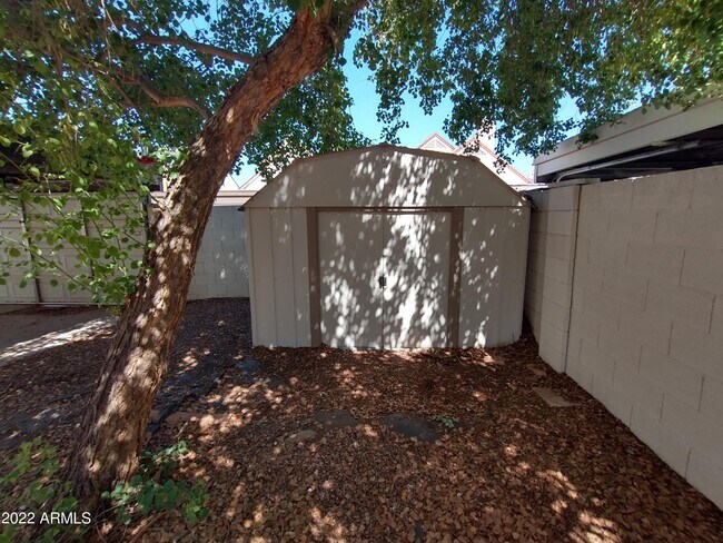 Building Photo - 2114 W Monona Dr