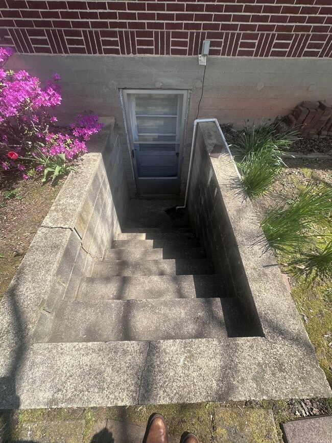 Building Photo - 1123 Franklin Turnpike