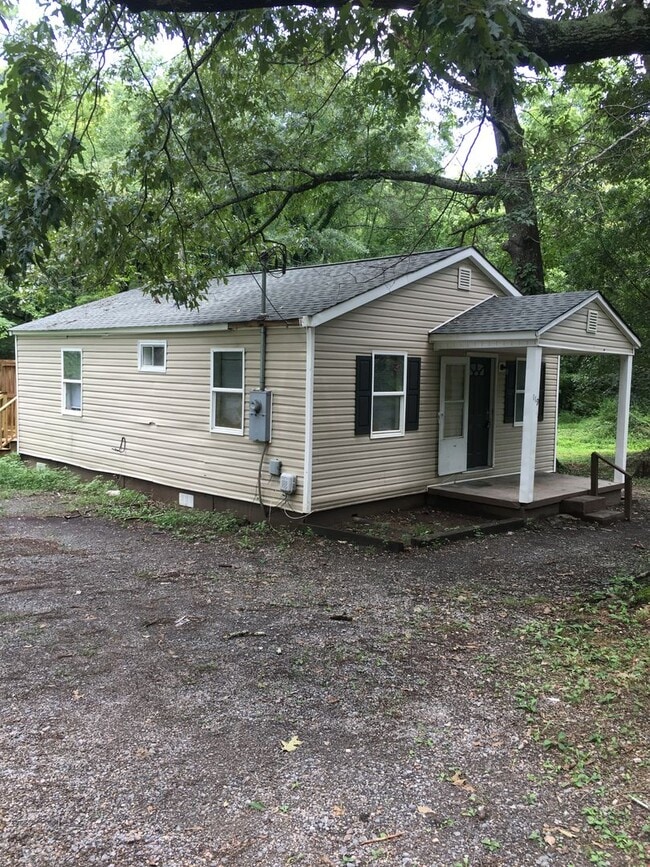 Building Photo - 2/1 House in North Rome $900