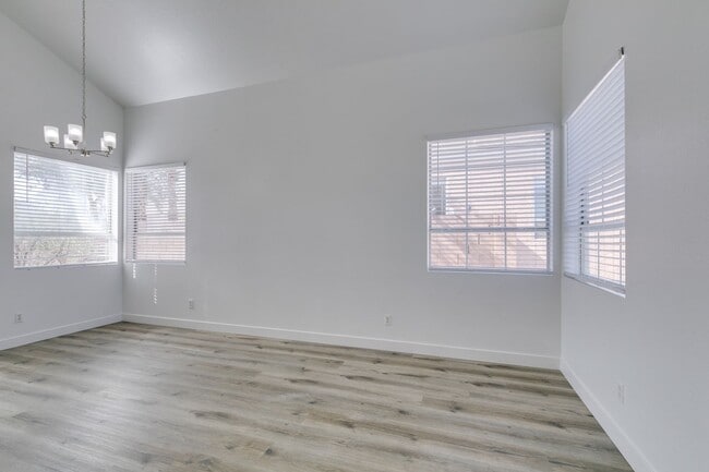 Building Photo - NORTH SHORES REFRESHED 2 STORY HOME WITH FIREPLACE AND LARGE BACKYARD