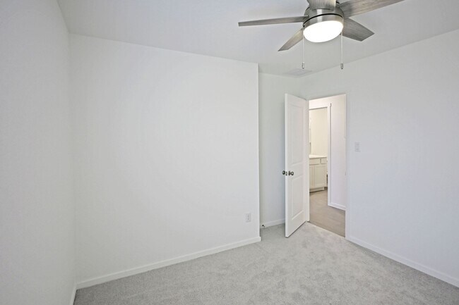 Building Photo - 2423 Shady Grv