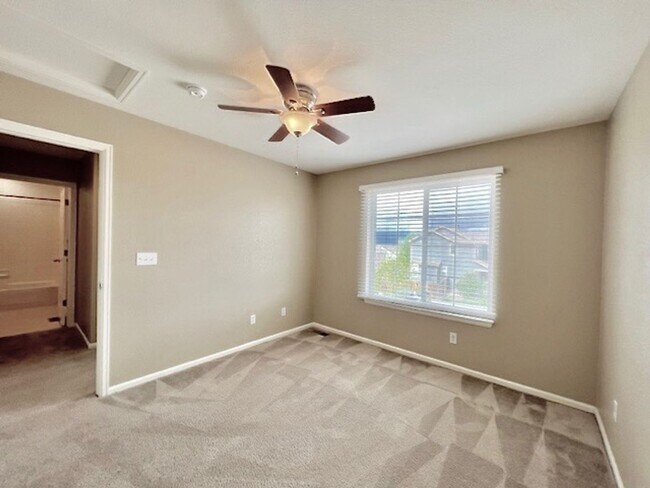 Building Photo - FABULOUS 4 BEDROOM HOME IN EASTVIEW ESTATES!!