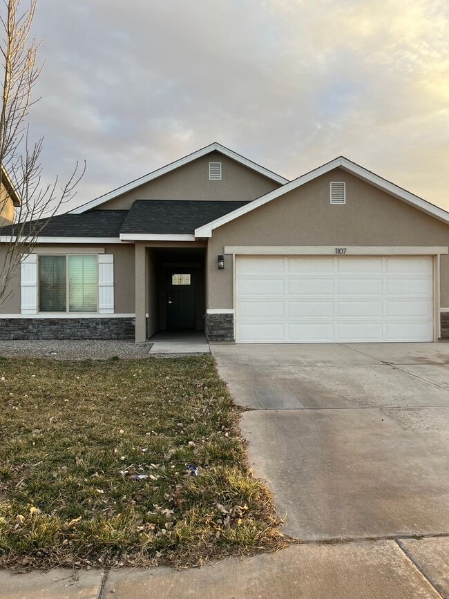 Building Photo - 1107 E La Brea Ave