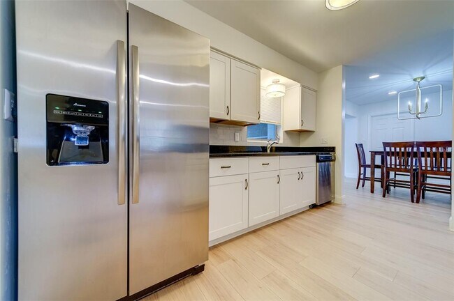 Building Photo - 11424 79th Ave