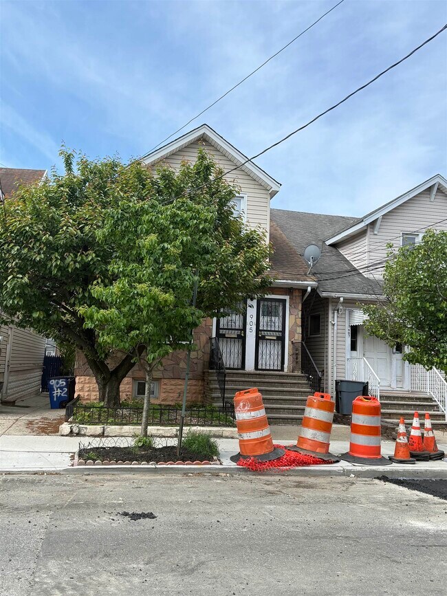 Building Photo - 905 85th St