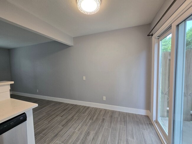 Building Photo - 2504 Manor Cir