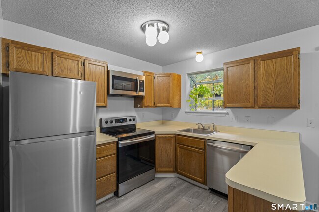 Building Photo - 213 Oakland St