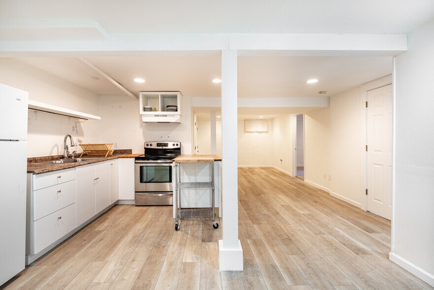 Building Photo - 2306 SE Caruthers St