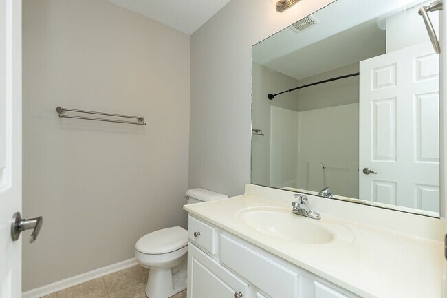 Building Photo - CHARMING TOWNHOME!! 2 Bedroom, 3 Bathroom Townhome in Ankeny!