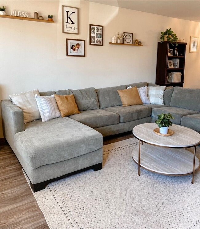Building Photo - 3BD/2.75BA Duplex. Pet Friendly!