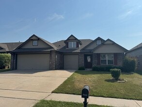 Building Photo - 4 bed, 2 bath, 3 car garage!