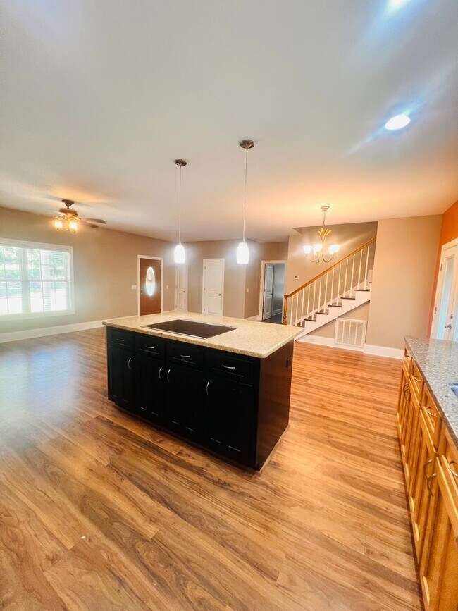 Building Photo - Tucked Away 3 Bedroom Gem on Private Road ...