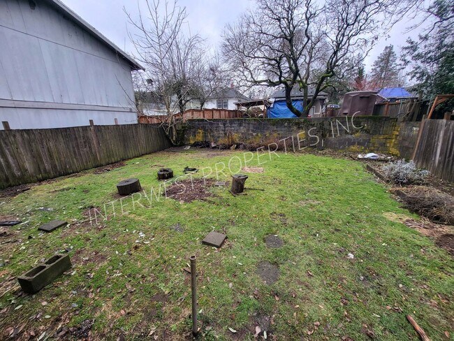 Building Photo - 329 SE 79th Ave