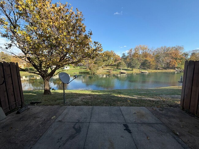 Building Photo - Lakefront 2 bed 2.5 bath townhouse!