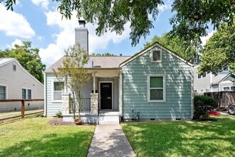 Building Photo - UT PRE-LEASE: 4 bed / 2 bath North Campus ...