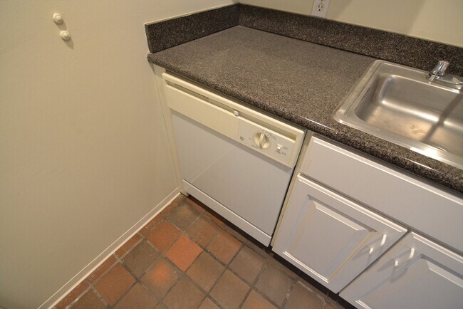 Building Photo - 67 St Germain St