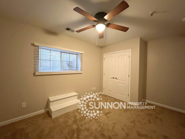 Building Photo - 3 Bedroom 2.5 Bathroom Townhome Near University Area