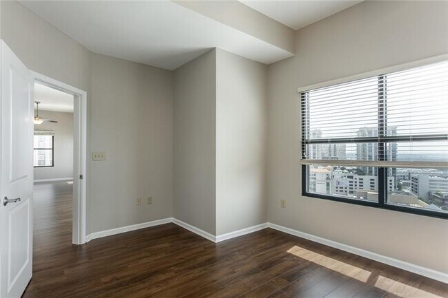 Building Photo - 3040 Peachtree Rd NW