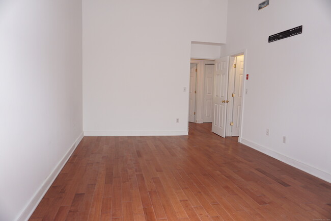 Building Photo - 453 E Putnam Ave