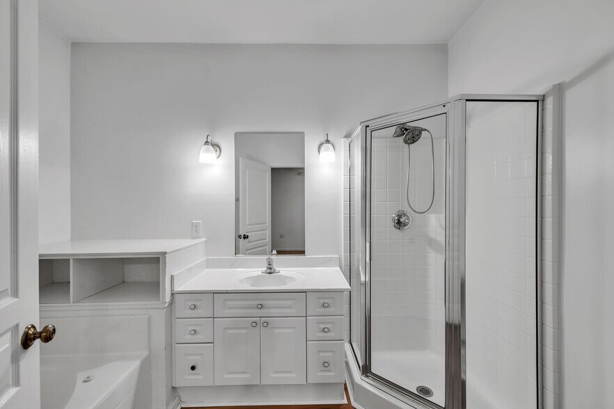 Building Photo - 5905 Echingham Dr