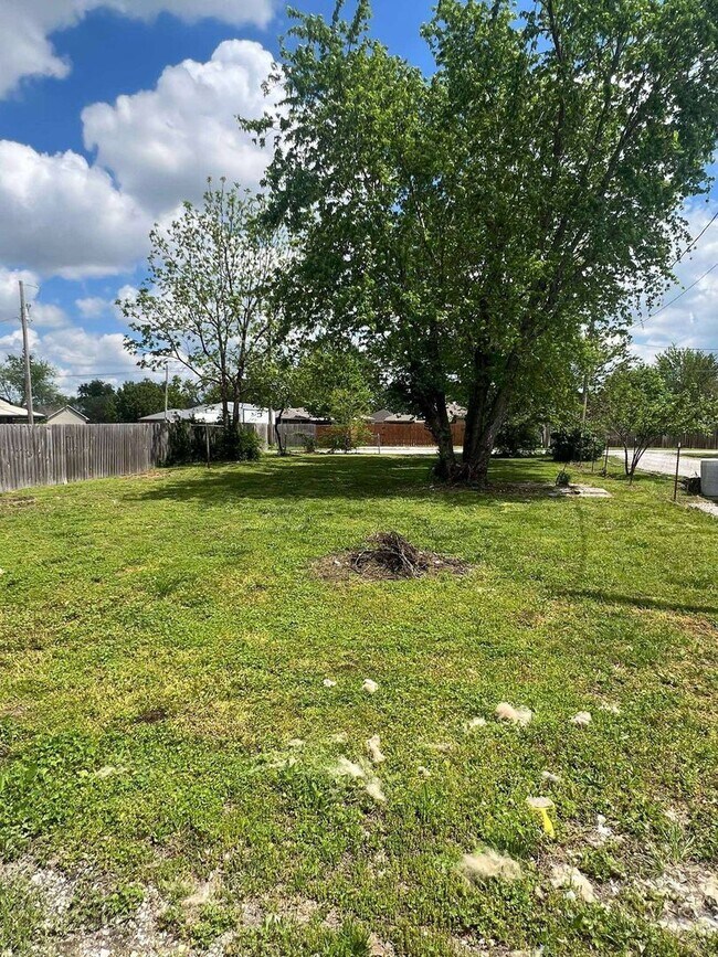 Building Photo - COMING SOON: BEAUTIFUL MODERN 2 BEDROOM / 1 BATHROOM WITH FENCED IN YARD CLOSE TO HOSPITALS IN JO...