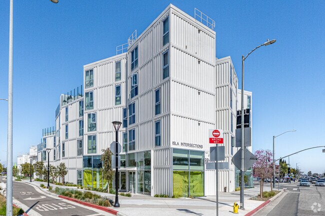 Building Photo - Isla de Los Angeles
