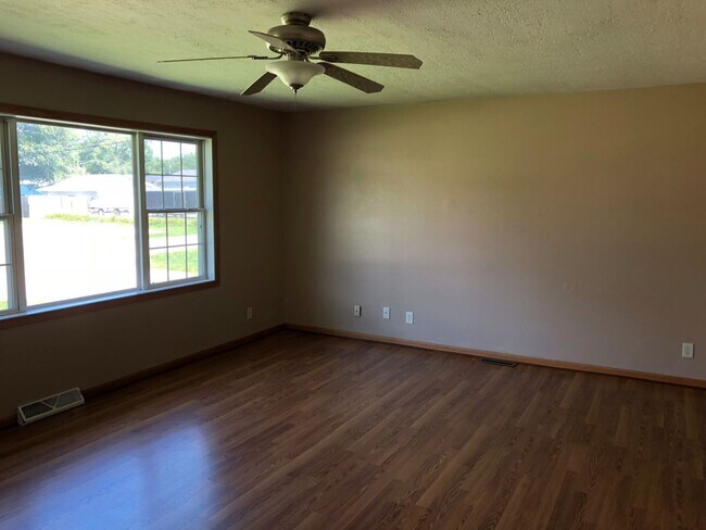 Building Photo - Cozy 3 Bedroom Home with Garage in Colona