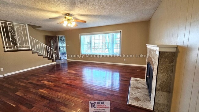 Building Photo - 3BR / 1.5BA Duplex – Water, Sewer, Trash & Gardener Included – Pet Friendly