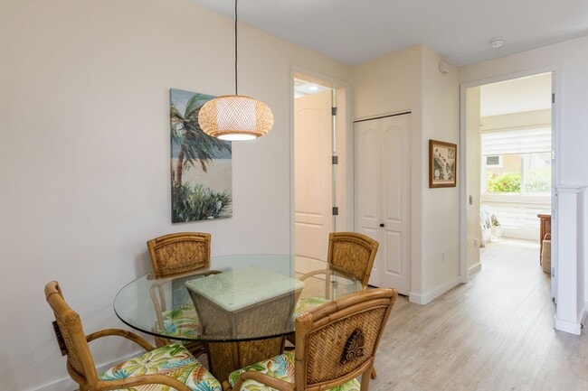 Building Photo - Furnished 2 Bedroom Condo in Town!