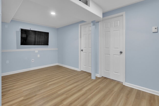 Building Photo - 2112 N Sawyer Ave