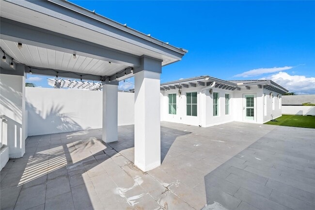 Building Photo - 218 NE 15th Ave