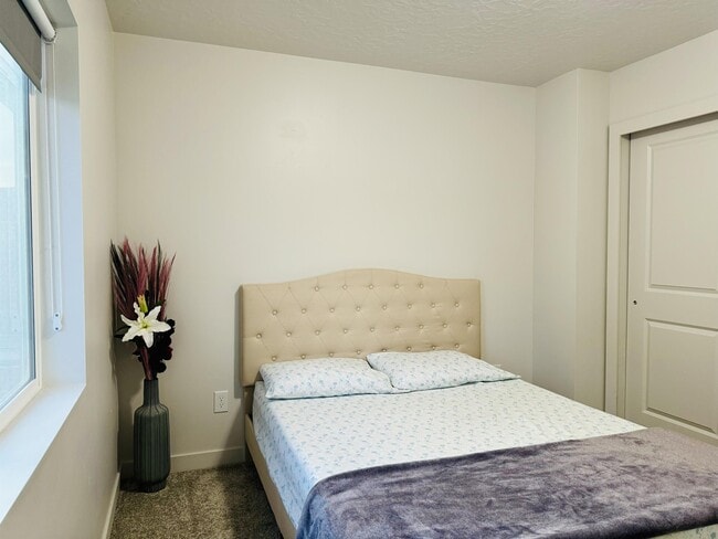 Building Photo - 2687 N Snowberry Dr