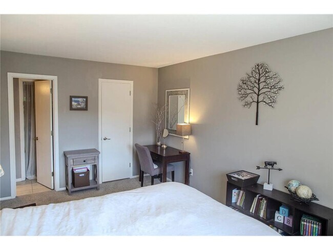 Building Photo - 7589 Zinnia Way N