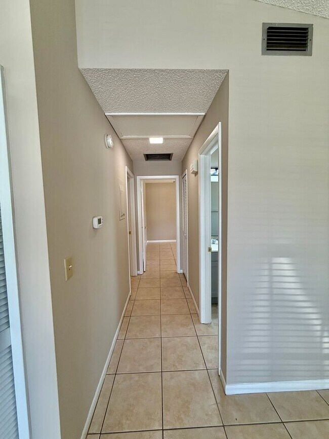 Building Photo - CUTE AFFORDABLE 2/2 DUPLEX off Michigan!
