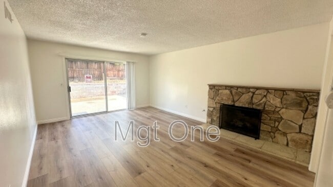 Building Photo - 425 Glenhill Dr