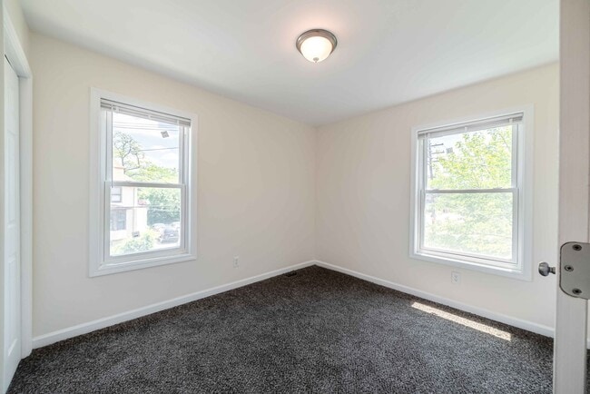 Building Photo - 156 Leicester Ct