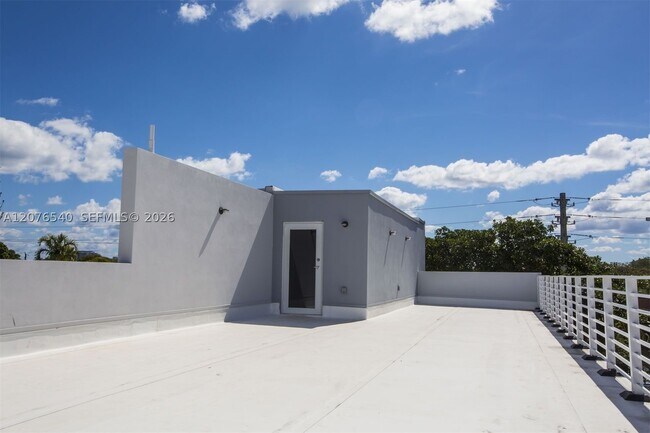 Building Photo - 619 NE 14th Ave