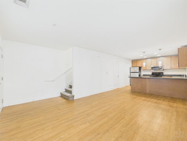 Building Photo - 711 W 32nd St