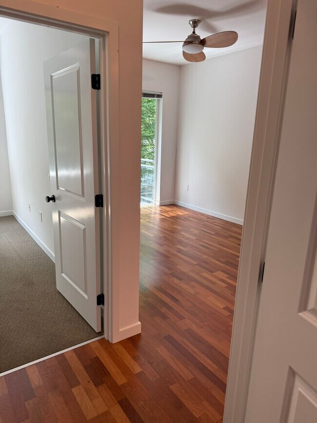Building Photo - 1bd/1ba Kirkland Condo