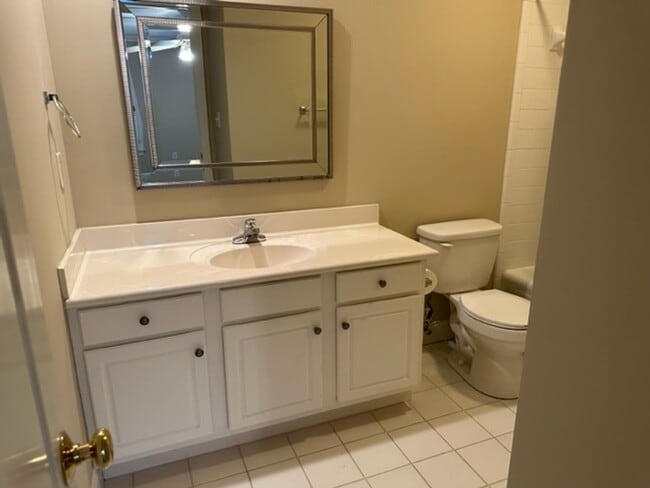 Building Photo - Stunning Townhome - Irving Park