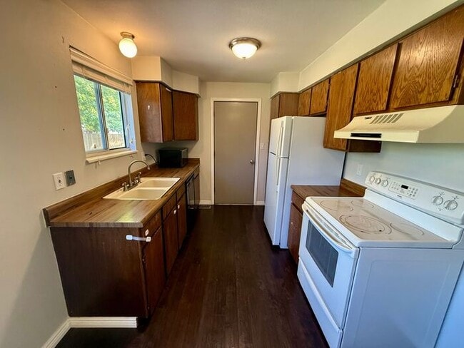 Building Photo - Gorgeous 4 Bed, 2 Bath Home in Central For...