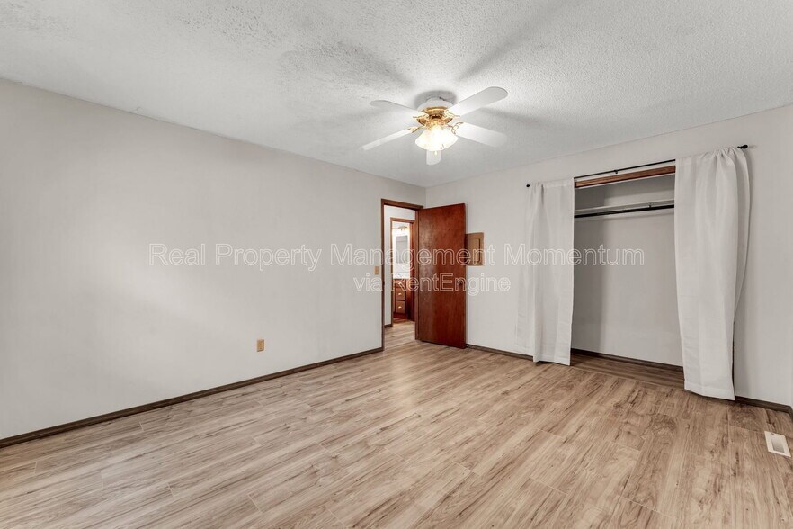 Building Photo - 716 E Locust St