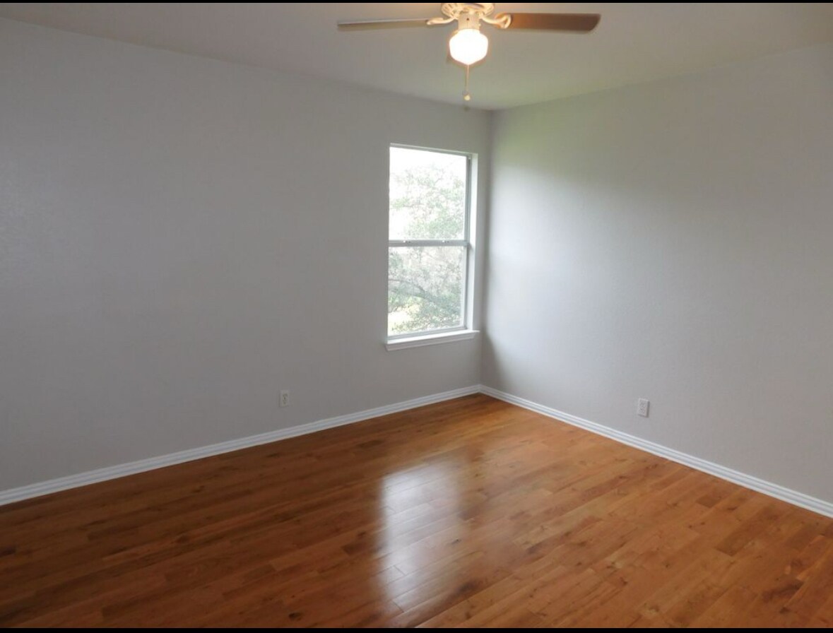 Building Photo - 703 Thrush Dr