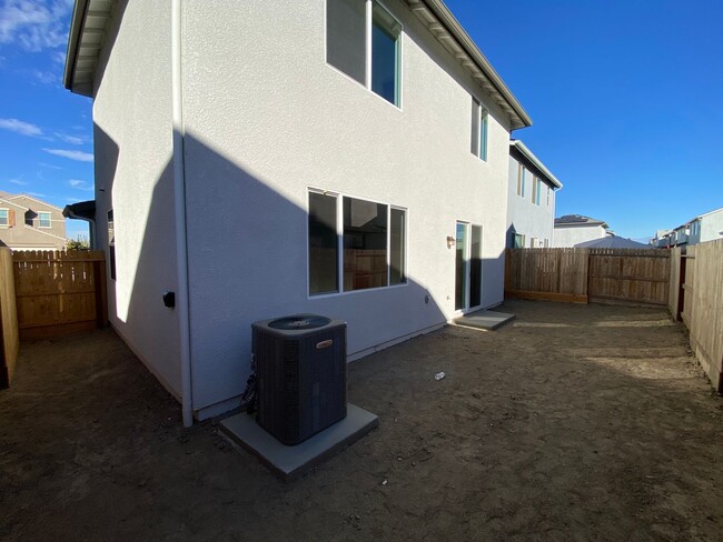 Building Photo - Newly Built in NW Visalia near Shannon Ranch!