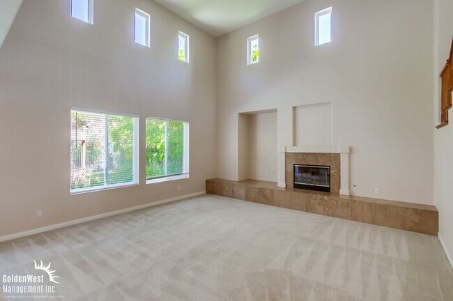 Building Photo - Gorgeous 4Bdm 2.5Ba Two-Story Home in San ...
