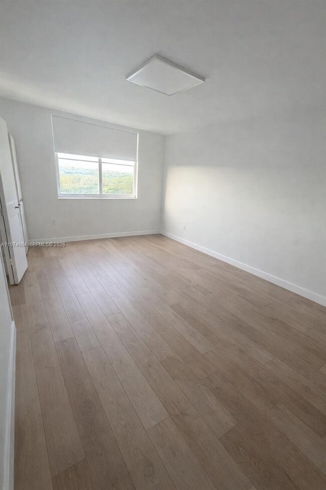 Building Photo - 300 Bayview Dr