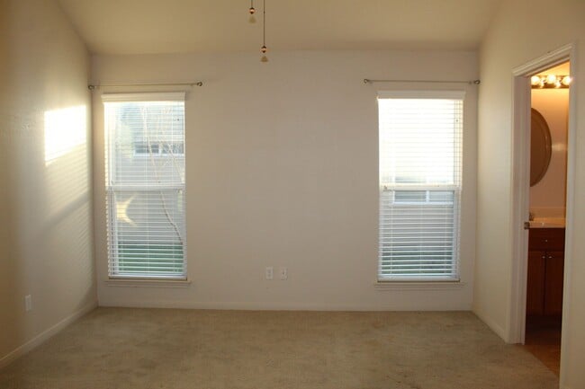 Building Photo - 4 BEDROOM, EASY COMMUTE