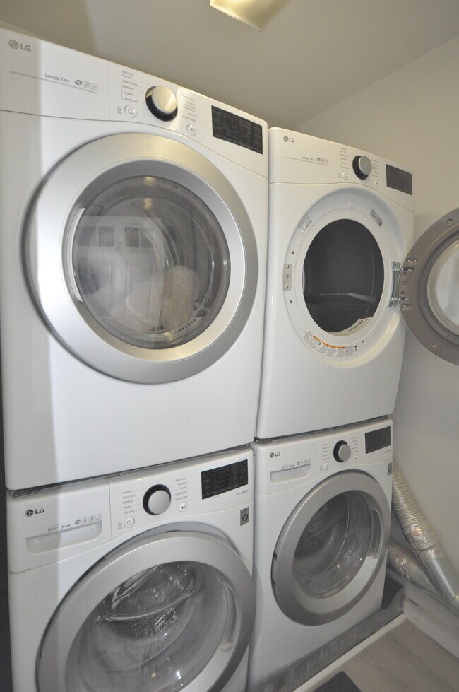 Building Photo - 120 W 7th St