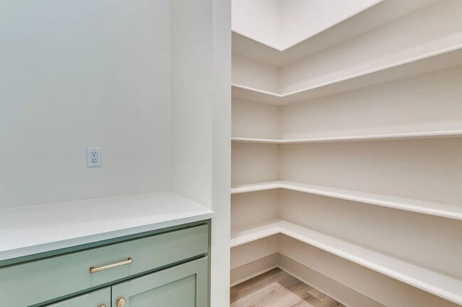 Building Photo - Beautiful and Modern 2 Bedroom
